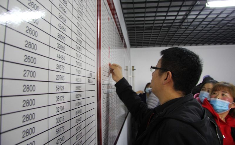 人山人海，瘋狂搶購丨直擊龍港·育德園開盤火爆現(xiàn)場！