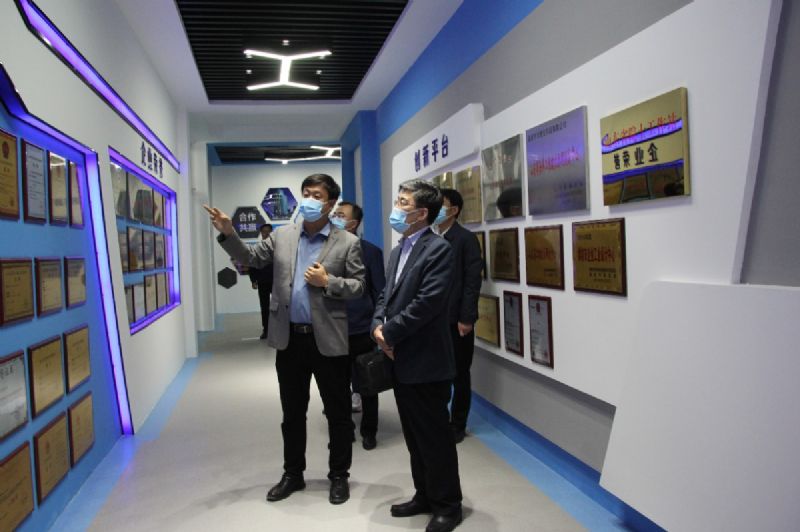 濰坊市財(cái)政局黨組書(shū)記、局長(zhǎng)王金祥一行到龍港硅業(yè)公司調(diào)研