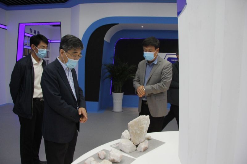 濰坊市財(cái)政局黨組書(shū)記、局長(zhǎng)王金祥一行到龍港硅業(yè)公司調(diào)研